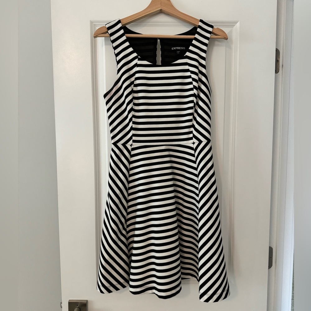 Size small black and white dress from Express - good condition